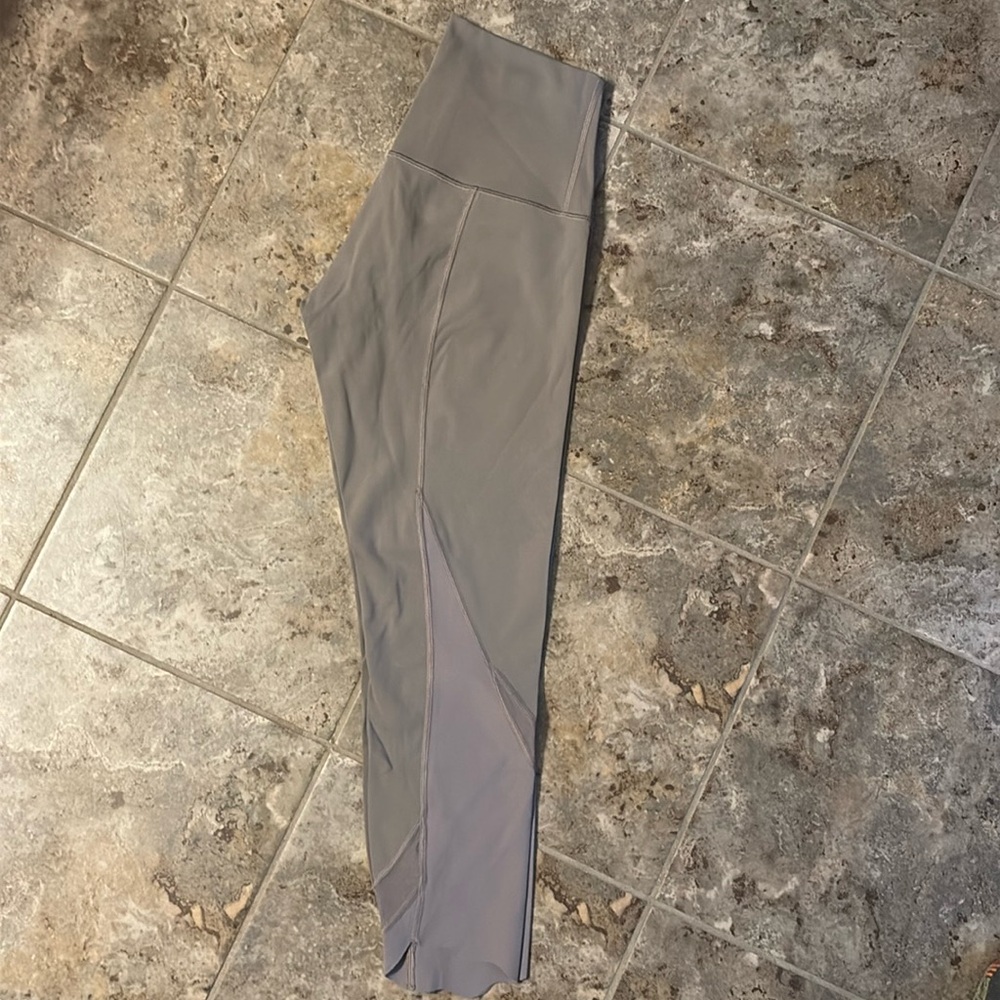 Like new, Lululemon cropped legging, scallop hem
Size 6